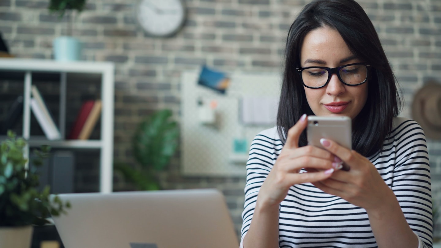Multilingual live chat for lead qualification booking and customer handoff